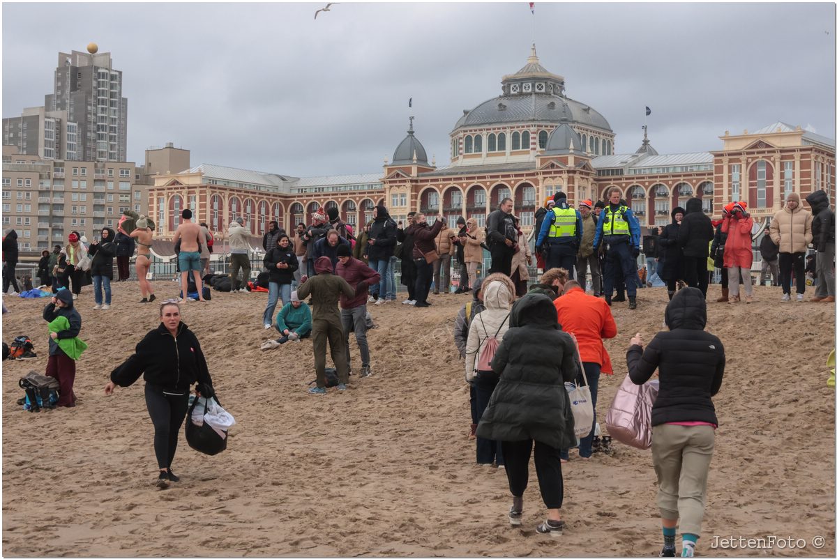 Nieuwjaarsduik 2026 Scheveningen. Foto-20.