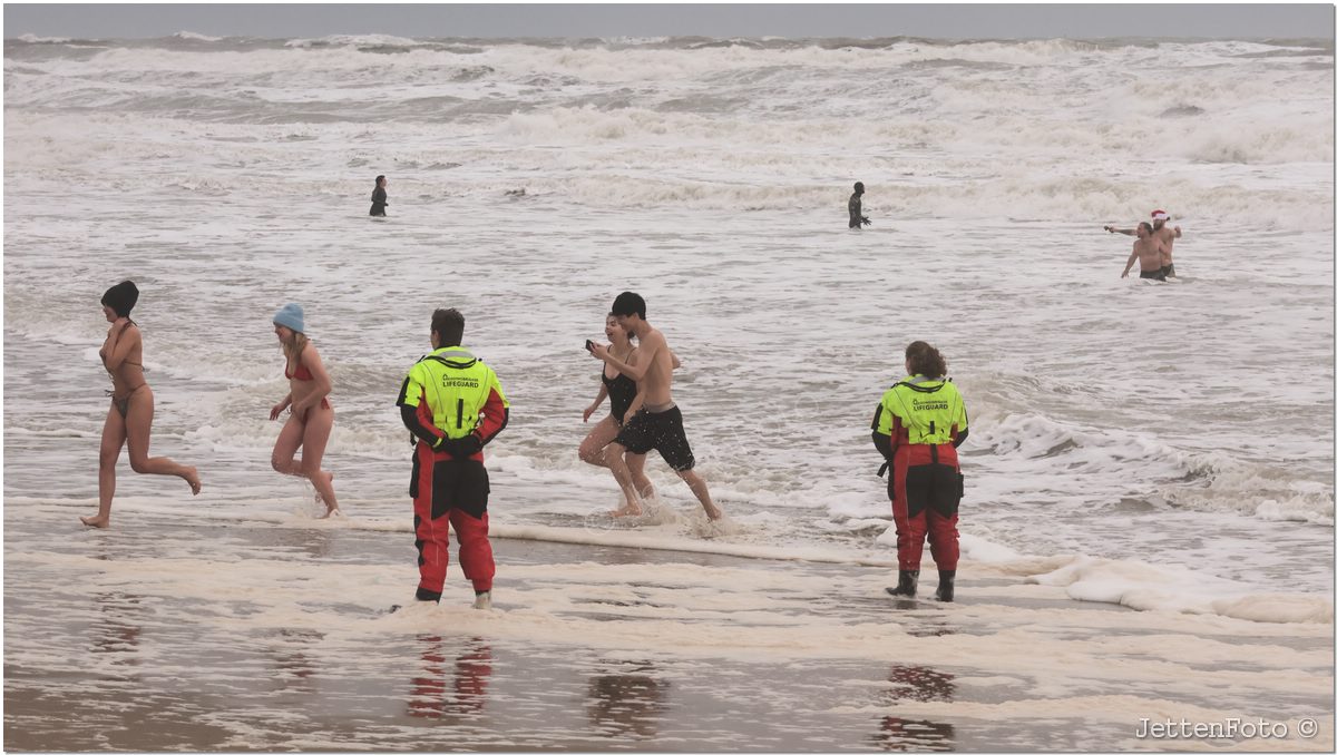 Nieuwjaarsduik 2026 Scheveningen. Foto-33.